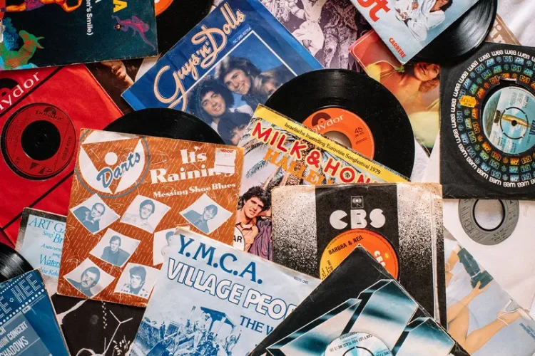 10 Hiasan Dinding Retro: Sentuhan Nostalgia dalam Dekorasi Ruangan