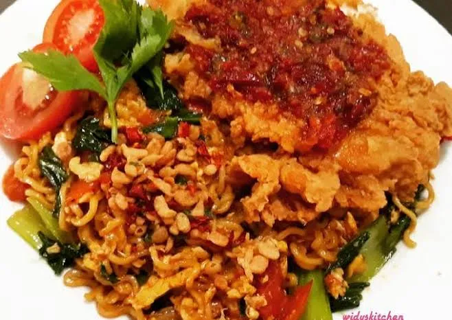 Resep Mie Nyemek Ayam Kremes: Lezat dan Menggugah Selera (Ilustrasi)
