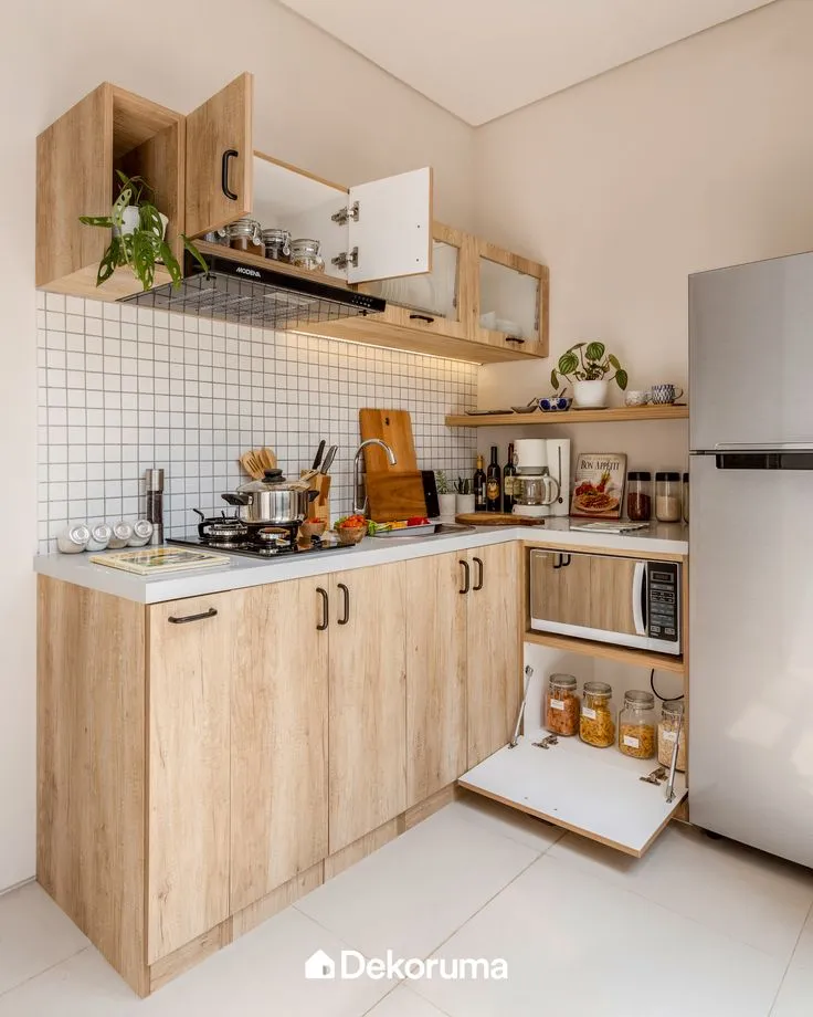 Kitchen set minimalis modern warna putih dengan aksen kayu.