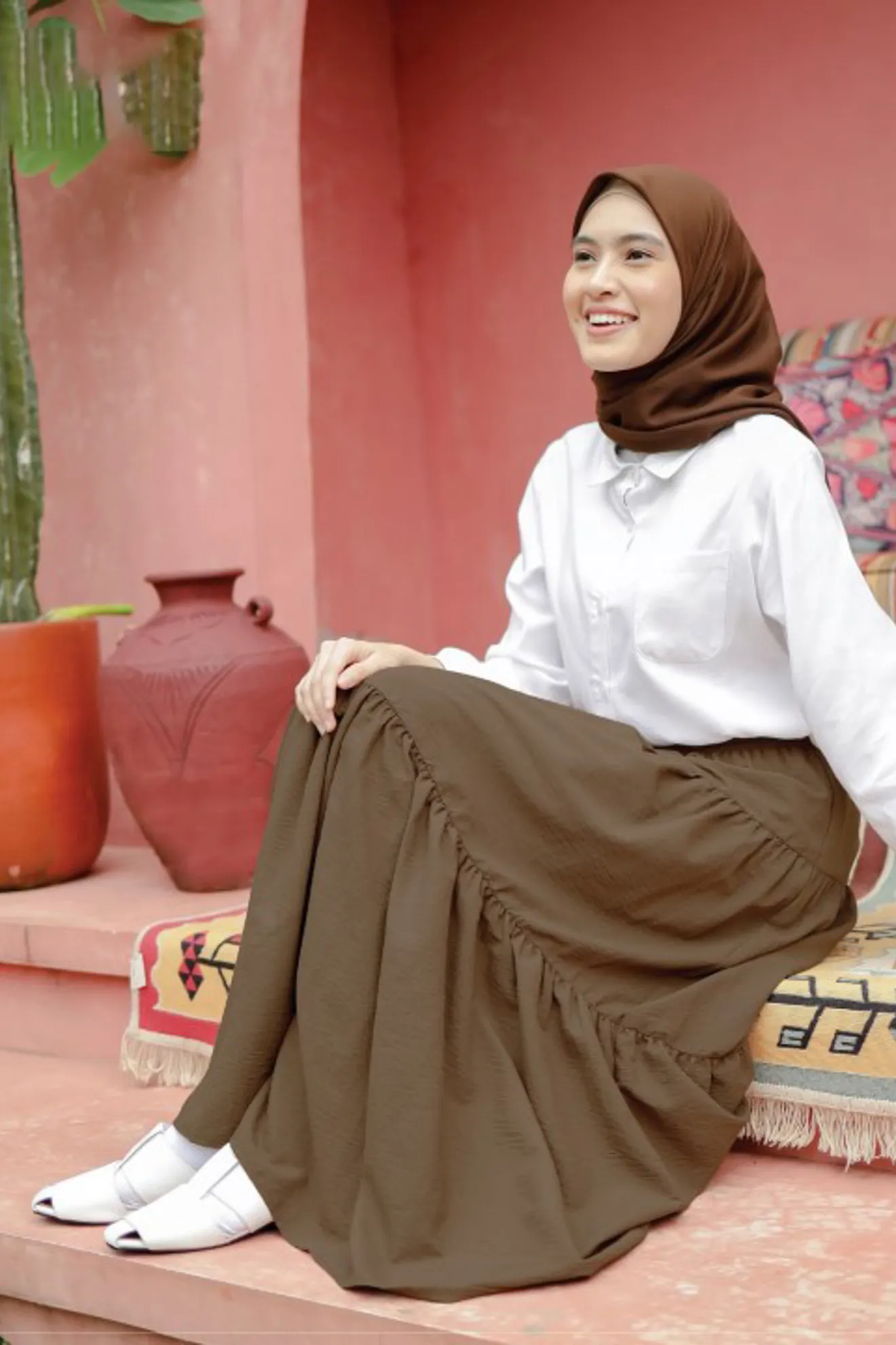 Kombinasi warna putih dan cokelat pada busana Lebaran 2025, menciptakan tampilan klasik dan elegan untuk segala suasana.