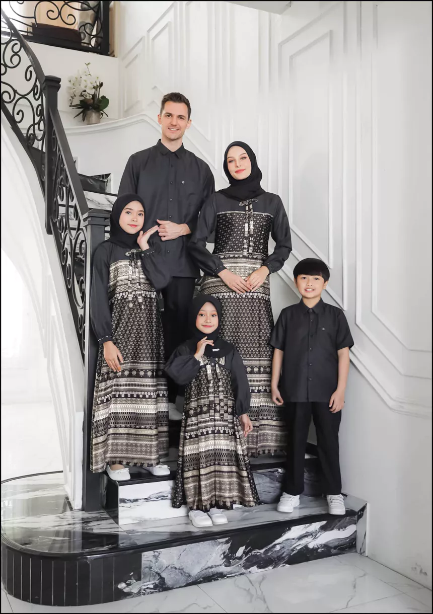 Model sarimbit keluarga dengan desain minimalis dan warna pastel yang elegan untuk Lebaran 2025.