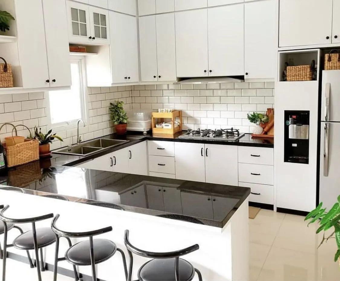 Dapur minimalis modern dengan desain fungsional, menggunakan warna earth tone dan material alami untuk suasana yang hangat.